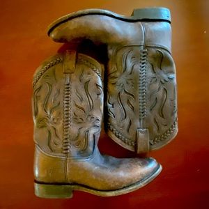 FRYE 8.5 cowboy boots | laser cut leather brown cowgirl boots | detailed design